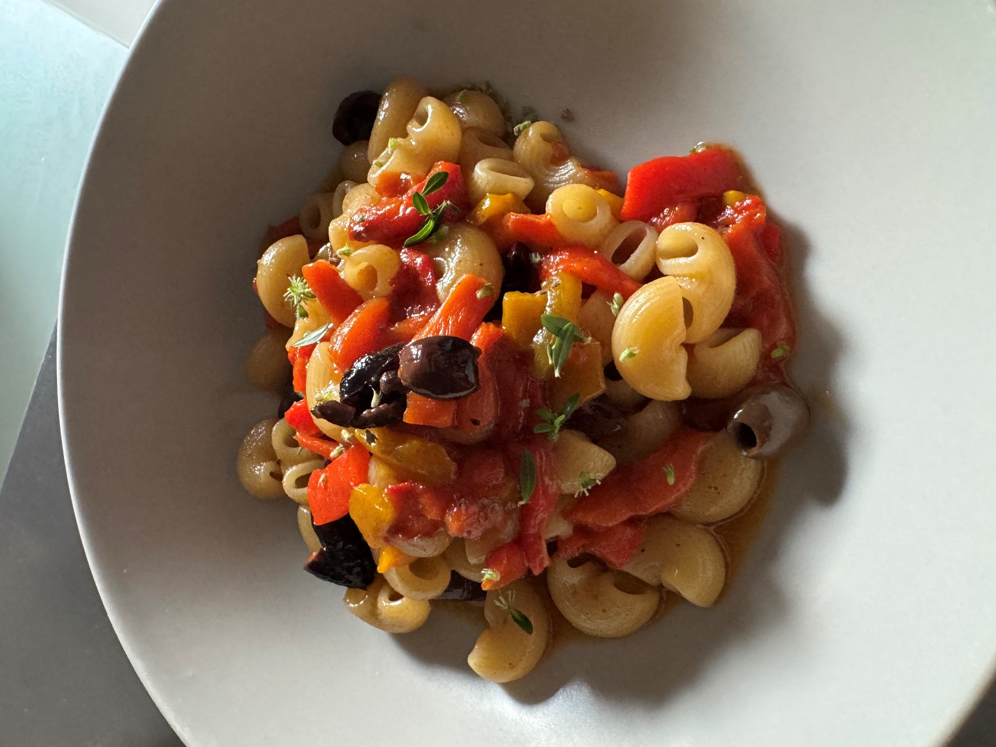 Lumache con olive taggiasche e peperoni