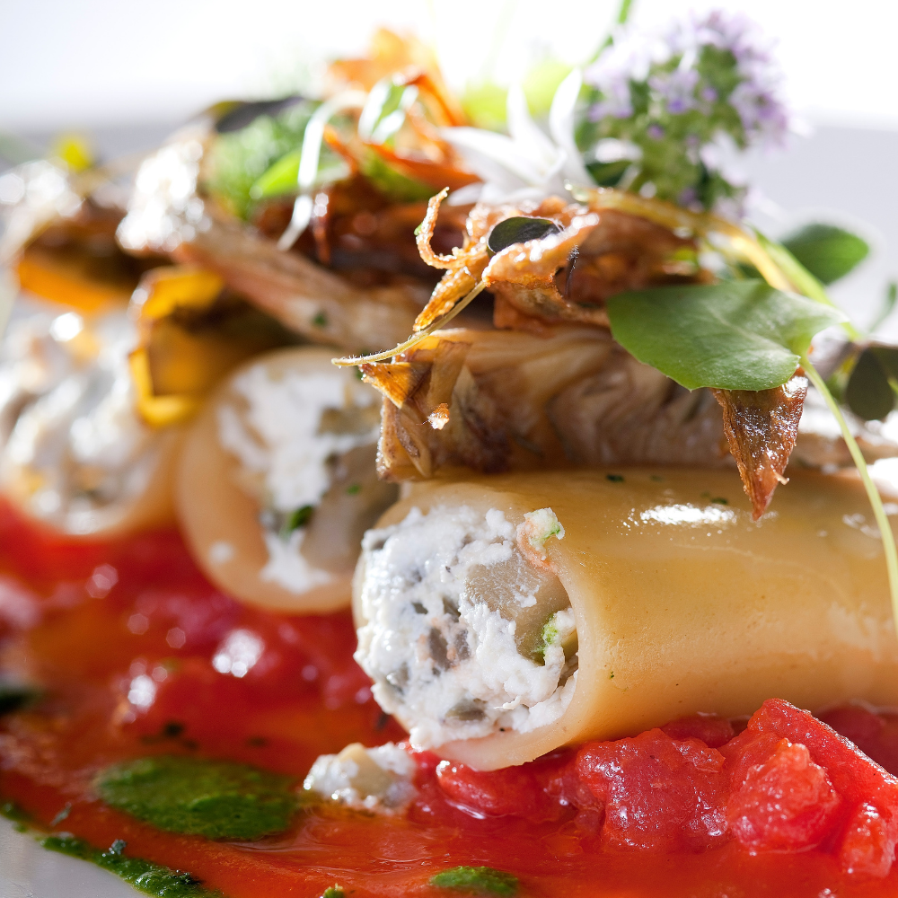 Paccheri aromatizzati allo zafferano ennese, ricotta, carciofo violetto, e pomodoro alle erbe aromatiche