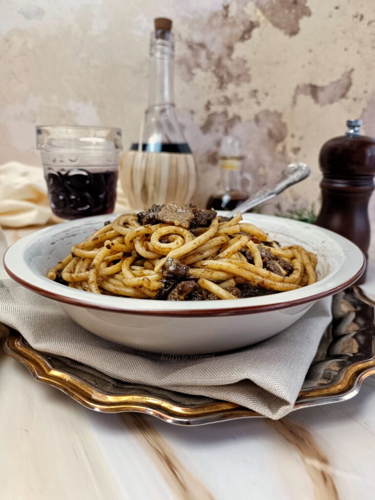 Bucatini al ragù d'agnello e porcini di @Kettyoggicucinooggi