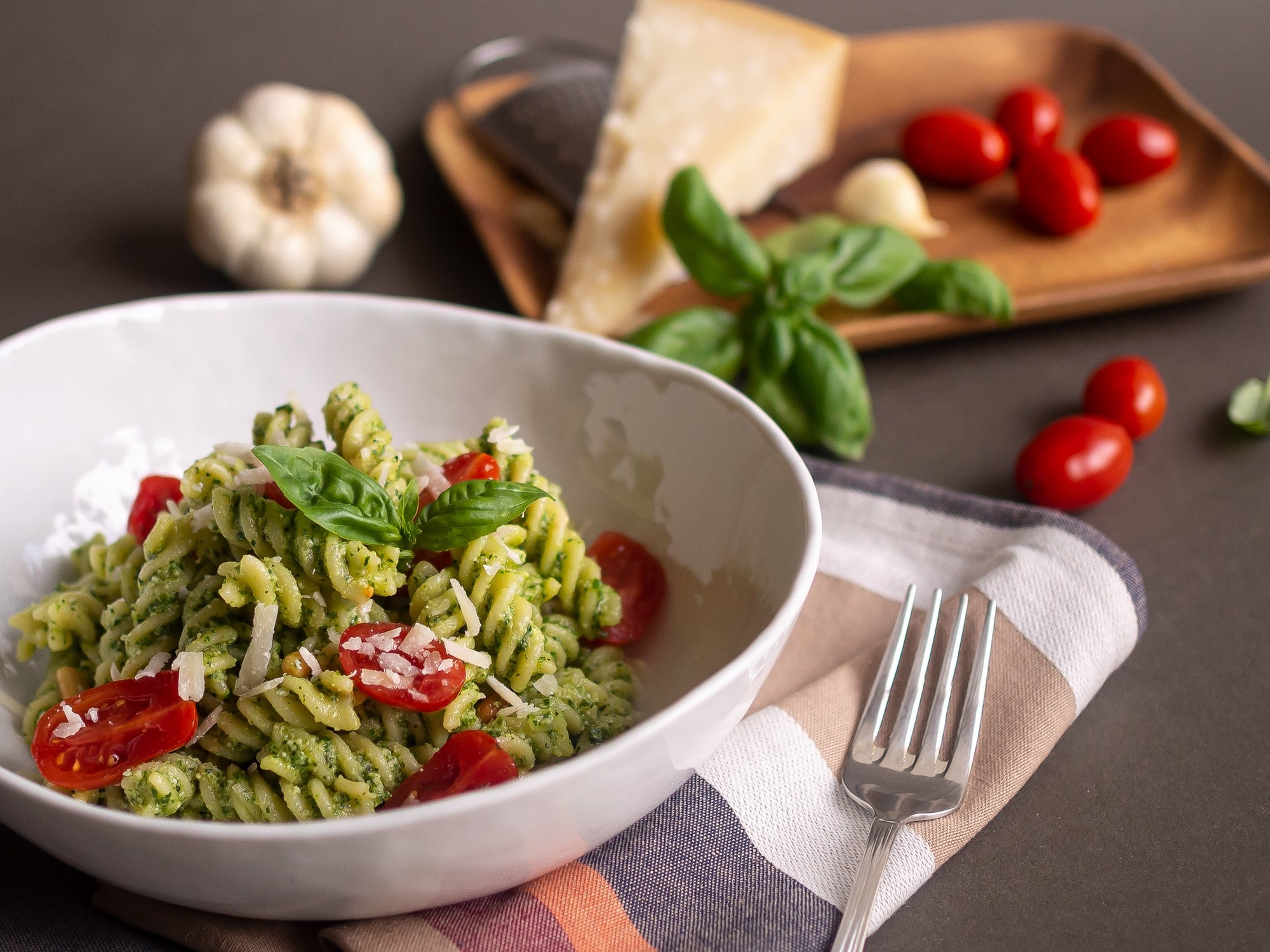 Tortiglioni all’insalata di pesto e pomodorini