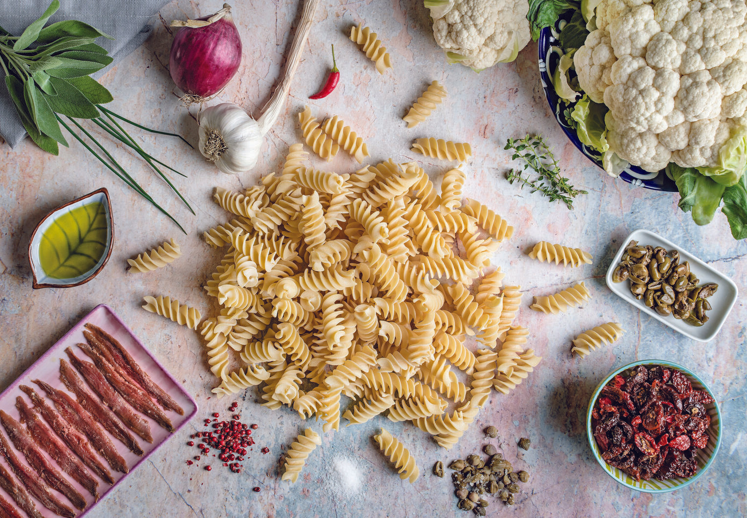 Eliche Giganti con cavolfiore, alici e pomodori secchi